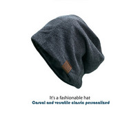 Jednobojna muška kapa sa grbom