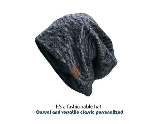 Jednobojna muška kapa sa grbom