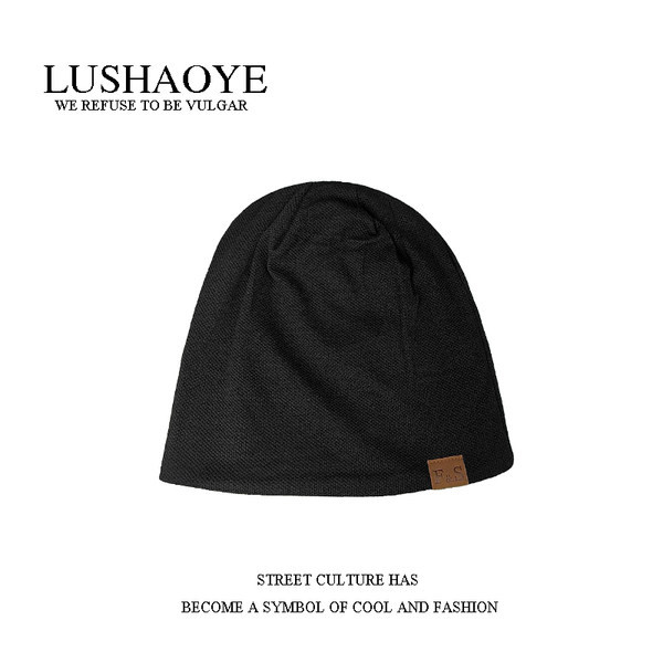 Jednobojna muška kapa sa grbom