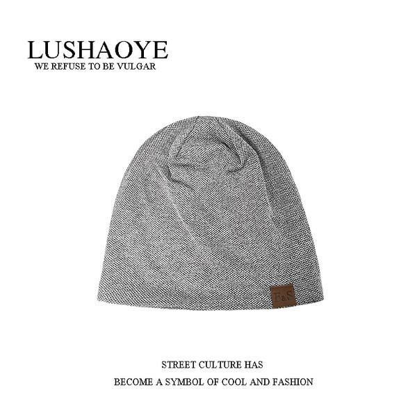 Jednobojna muška kapa sa grbom