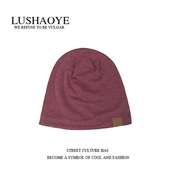 Jednobojna muška kapa sa grbom