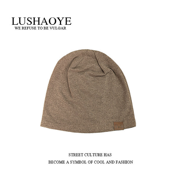 Jednobojna muška kapa sa grbom