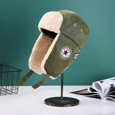 Muške naušnice s toplom postavom i vezom