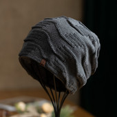 Плетена мъжка шапка с емблема и кадифена подплата