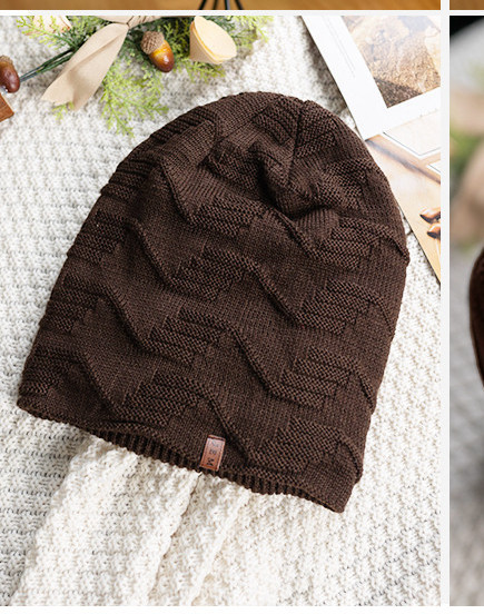 Плетена мъжка шапка с емблема и кадифена подплата