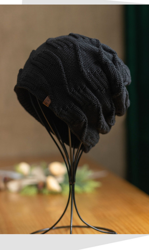 Плетена мъжка шапка с емблема и кадифена подплата