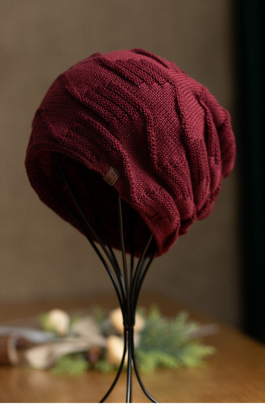 Плетена мъжка шапка с емблема и кадифена подплата