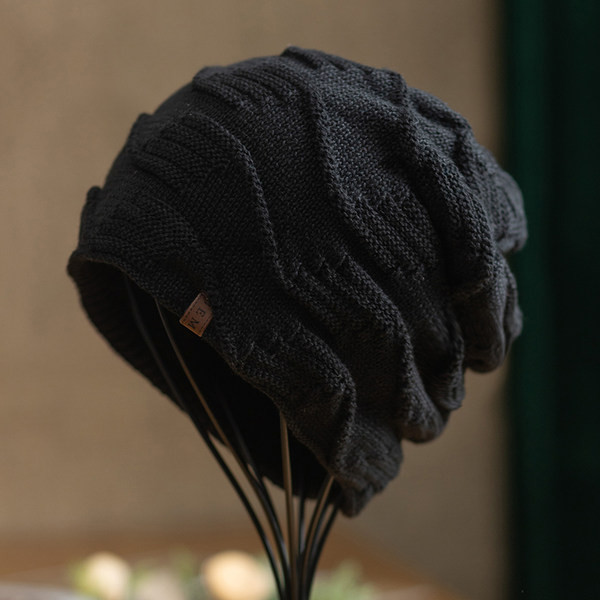 Плетена мъжка шапка с емблема и кадифена подплата