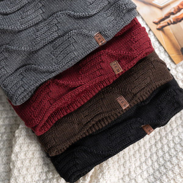 Плетена мъжка шапка с емблема и кадифена подплата