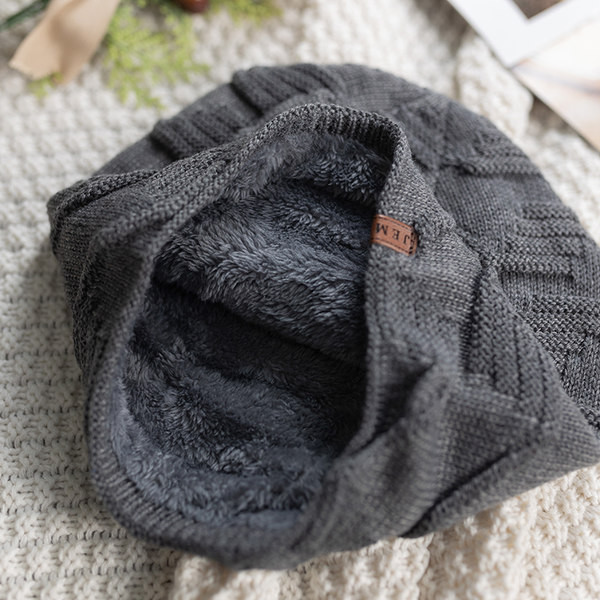 Плетена мъжка шапка с емблема и кадифена подплата