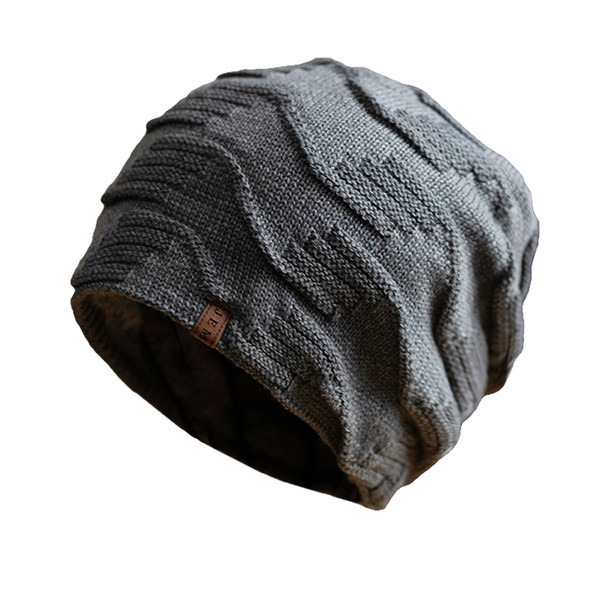 Плетена мъжка шапка с емблема и кадифена подплата