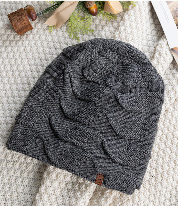 Плетена мъжка шапка с емблема и кадифена подплата