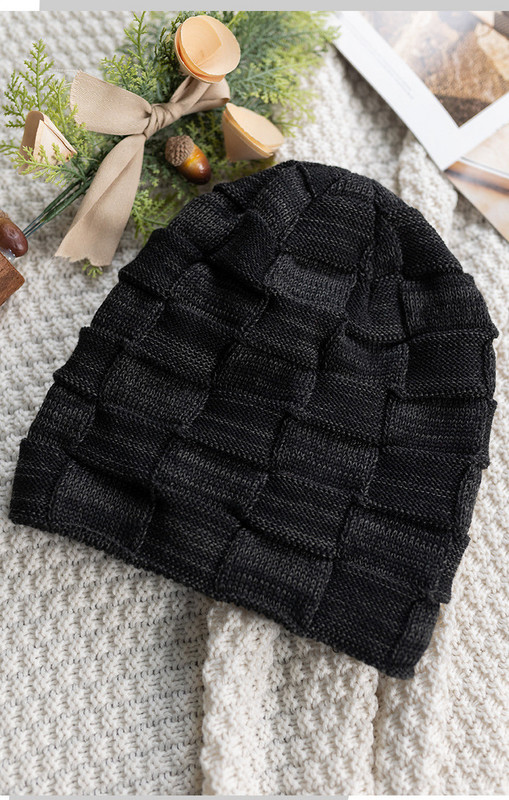 Мъжка плетена шапка с кадифена подплата 