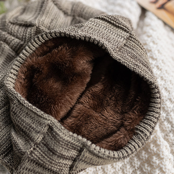 Мъжка плетена шапка с кадифена подплата 