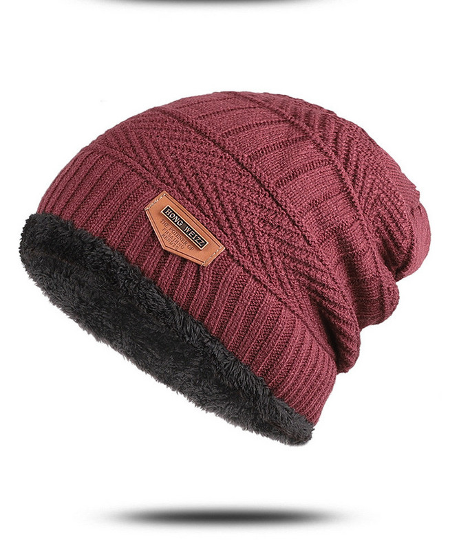 Плетена мъжка шапка с топла подплата и емблема