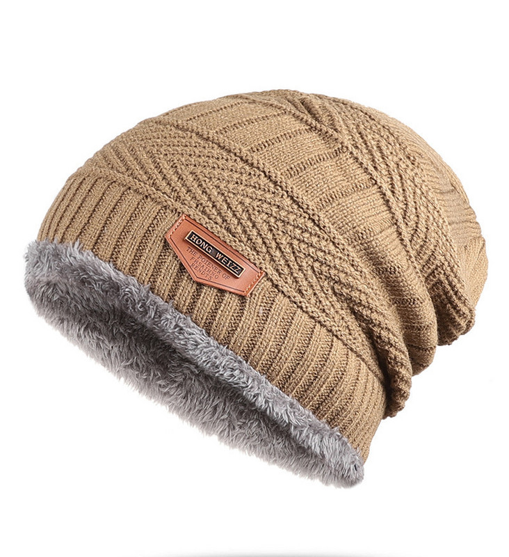 Плетена мъжка шапка с топла подплата и емблема