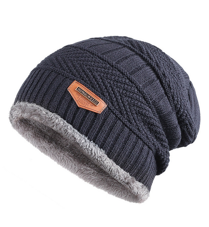 Плетена мъжка шапка с топла подплата и емблема