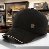 Muški moderan šešir sa šilterom i metalnim ukrasom