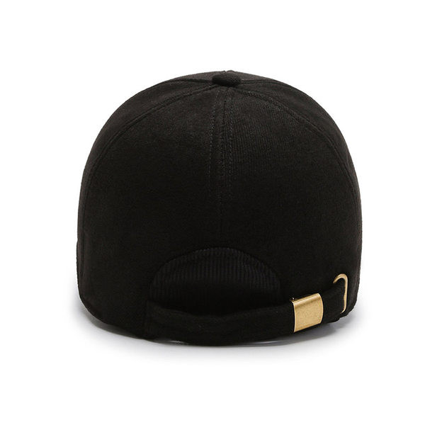 Muški moderan šešir sa šilterom i metalnim ukrasom