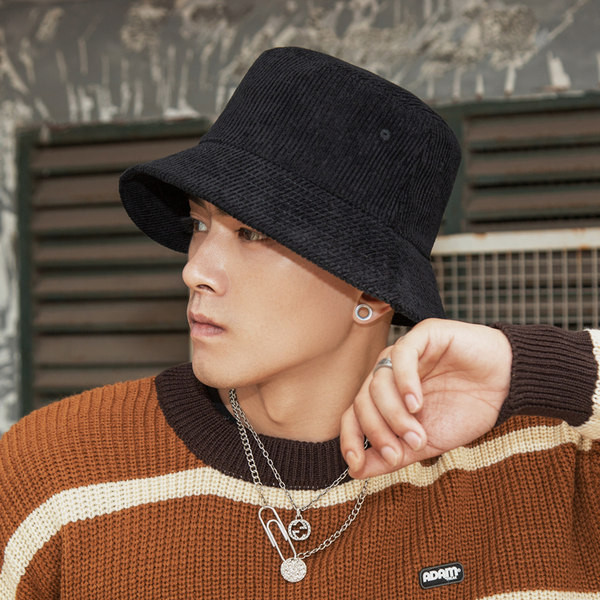 Мъжка шапка в черен цвят