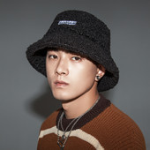 Мъжка ежедневна шапка в няколко цвята