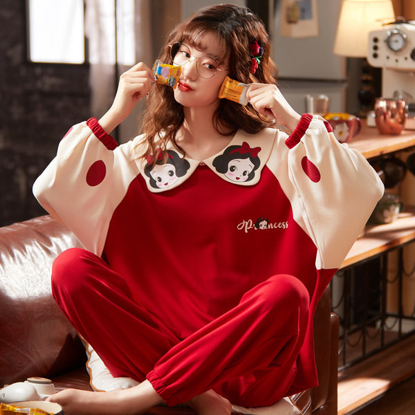 Дамска пижама с апликация и надписи 