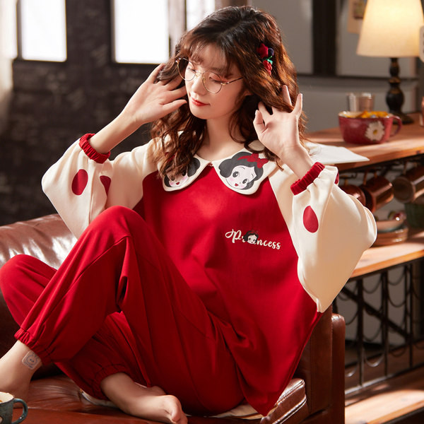 Дамска пижама с апликация и надписи 