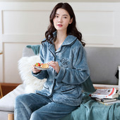 Ženska paperjasta pidžama s vezom i džepom