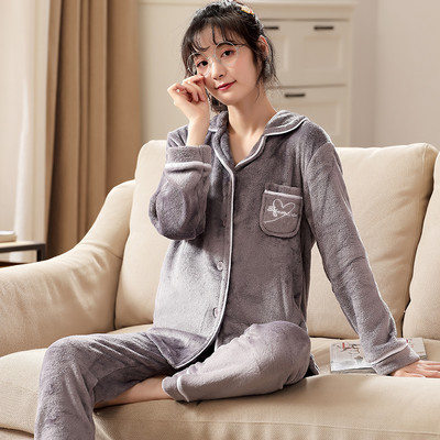 Ženska paperjasta pidžama s vezom i džepom