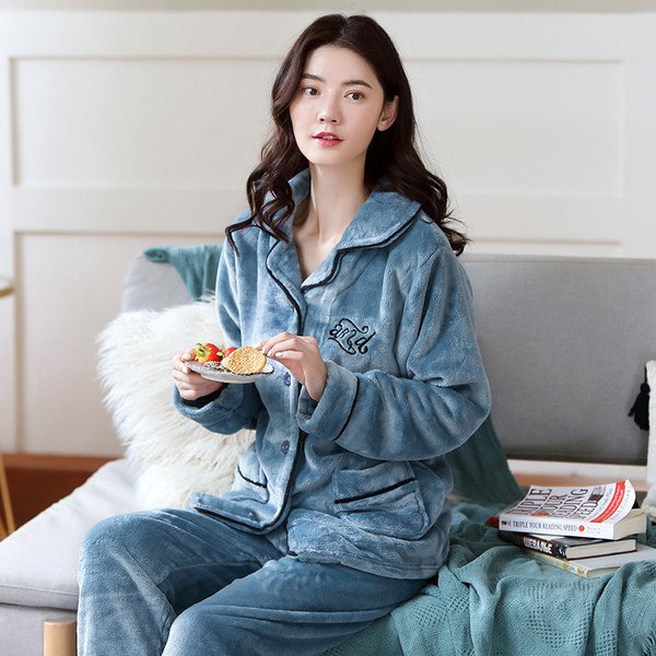 Ženska paperjasta pidžama s vezom i džepom