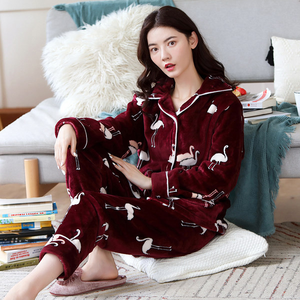 Ženska paperjasta pidžama s vezom i džepom