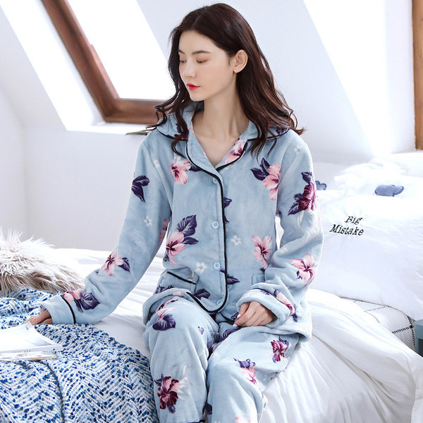 Ženska paperjasta pidžama s vezom i džepom