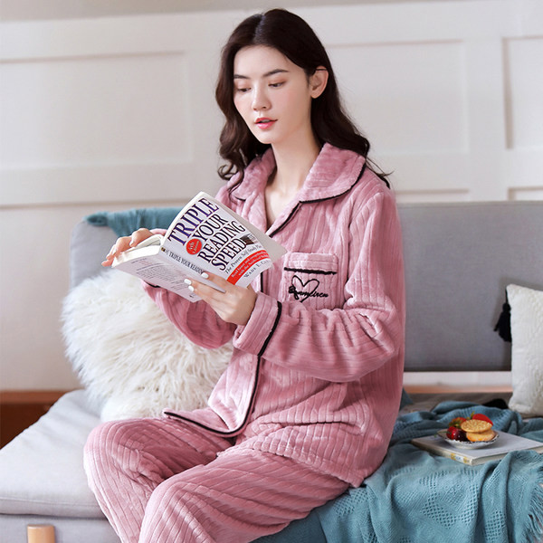 Ženska paperjasta pidžama s vezom i džepom