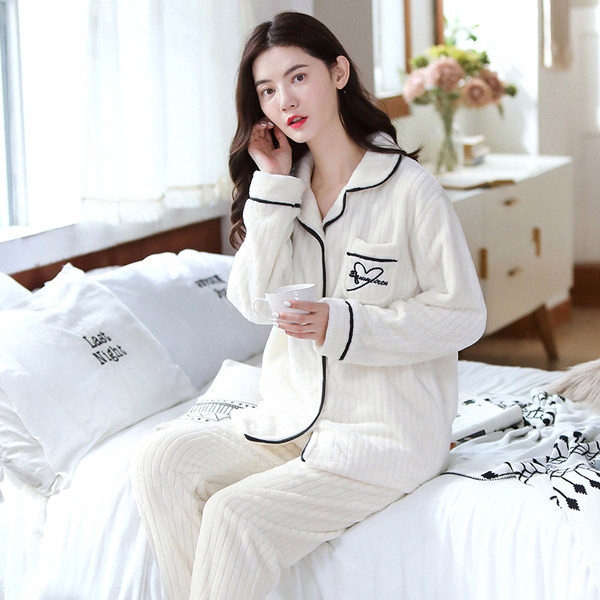 Ženska paperjasta pidžama s vezom i džepom