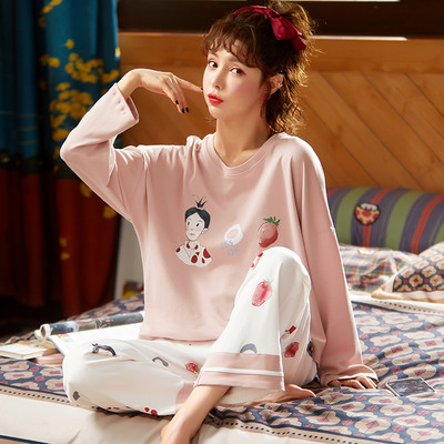 Стилна дамска пижама с дълъг ръкав в различни цветове и модели