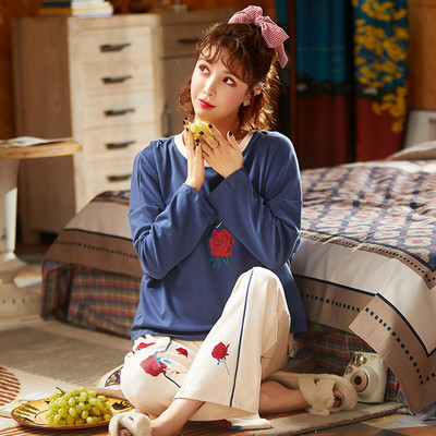 Стилна дамска пижама с дълъг ръкав в различни цветове и модели