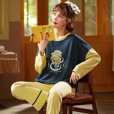 Стилна дамска пижама с дълъг ръкав в различни цветове и модели