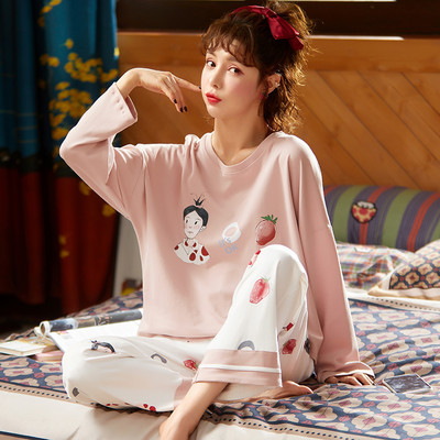 Стилна дамска пижама с дълъг ръкав в различни цветове и модели