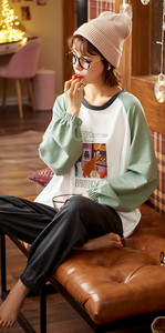 Дамска пижама с  различни апликации