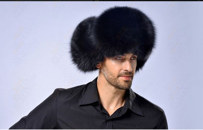 Elegantna muška kapa s naušnicama