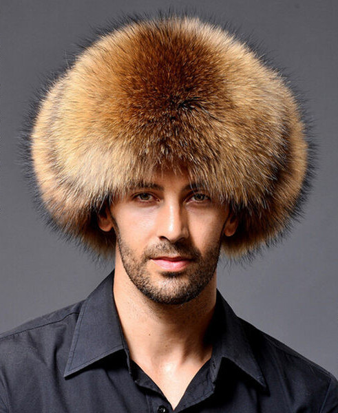 Elegantna muška kapa s naušnicama