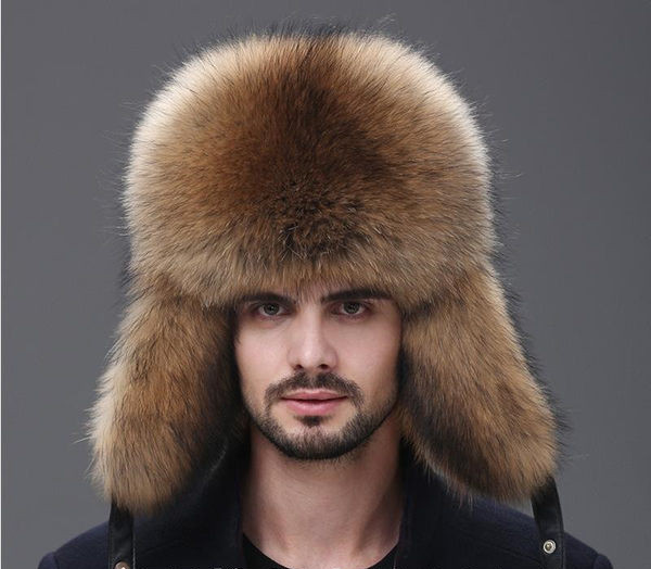 Elegantna muška kapa s naušnicama