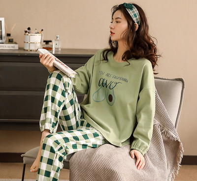 Ženska pidžama iz dva dijela sa šarenim aplikacijama