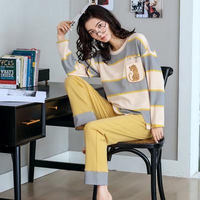 Ženska pidžama iz dva dijela sa šarenim aplikacijama