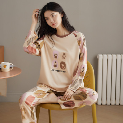 Ženska pidžama iz dva dijela sa šarenim aplikacijama