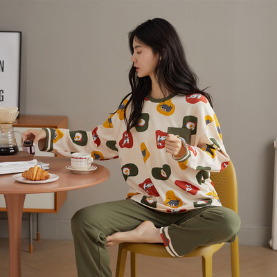 Ženska pidžama iz dva dijela sa šarenim aplikacijama