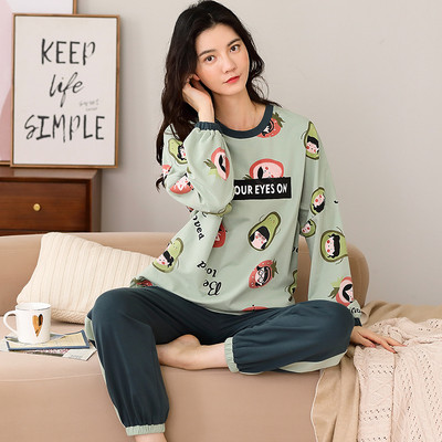 Ženska pidžama iz dva dijela sa šarenim aplikacijama