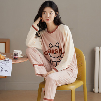 Ženska pidžama iz dva dijela sa šarenim aplikacijama