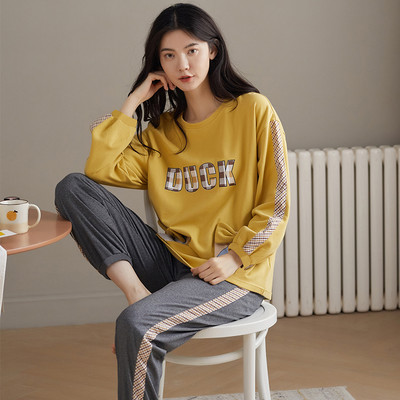 Ženska pidžama iz dva dijela sa šarenim aplikacijama