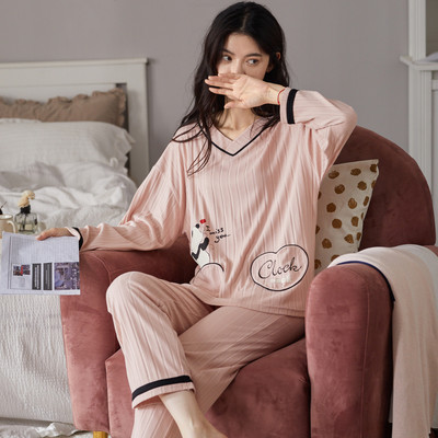 Ženska pidžama iz dva dijela sa šarenim aplikacijama